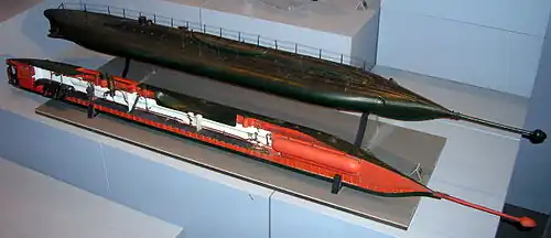 Modèle du sous-marin Le Plongeur, lancé à Rochefort en 1863, échelle 1/33, vers 1863 (Inv. 31 MG 1.1 et 1.2).