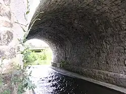 Une arche du pont aqueduc des Arvaux où coule la Varaude