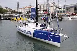 Un bateau de course au port