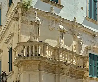 Statues à l'une des entrées (propylées)  de la place de la Cathédrale.