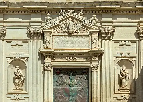 Façade ouest qui devrait être la façade principale mais, qui ne donnant pas de plain-pied sur la place, est détrônée par la façade nord, plus ouvragée et par laquelle on accède à l'édifice.