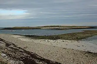 Ledénez Vraz vu de Molène à mi-marée.