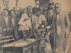 Cycliste entouré par la foule nombreuse.