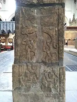 Panneau Civ (face sud, panneau le plus bas) de la croix de pierre de Parish church à Leeds, Xe&nbsp;siècle, représentant Wayland (dessous) tenant Beaduhild / Bǫðvildr au-dessus de sa tête, à angle droit...