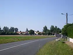 L'entrée depuis la route de Saujon.