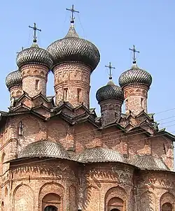 Monastère de l'Esprit-Saint (Novgorod), église de la Sainte-Trinité et ses zakomars et bulbes recouverts de lemekhs.
