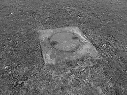 La tête de puits matérialisée.