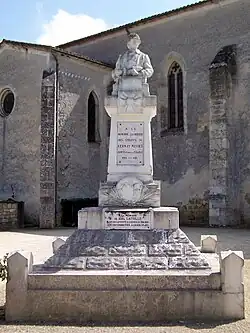 Le monument aux morts devant l'église Notre-Dame (août&nbsp;2012)