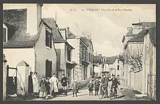 Photographie en noir et blanc de gens posant au milieu d'une rue.