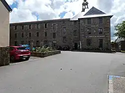 Vue générale du musée depuis la place des Trois Piliers en 2021