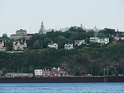 Le Vieux-Lévis vu du fleuve Saint-Laurent.