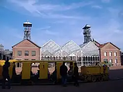 Le train qui emmène les passagers dans les galeries reconstituées.