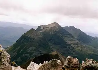 Vue du Liathach depuis le :Beinn Eighe&nbsp;(en) avec du premier au dernier plan : Stuc a' Choire Dhuibh Bhig (915&nbsp;m), Spidean a' Choire Lèith (1&nbsp;055&nbsp;m) et Mullach an Rathain (1&nbsp;023&nbsp;m).