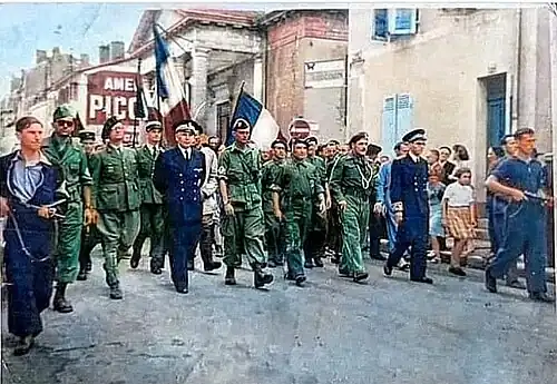 Défilé des autorités et des résistants dans la rue Victor-Hugo le 21 août 1944 vers 11h00. De gauche à droite : un F.F.I armé d'une mitraillette Sten (car des tirs de la milice française se font encore entendre), le capitaine Estève, « Carnot », X, le préfet Gazagne, Allen, Claverie, « Léon des Landes », « Jean des Landes », le capitaine Mellows (blessé, aidé d'une canne. Il sera tué dans l'après-midi au combat du pont de Bats) le secrétaire-général Mourer, un F.F.I. armé.