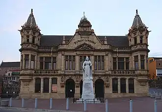 La bibliothèque municipale et la statue de la reine Victoria.