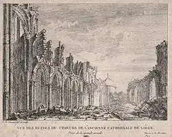 Ruines de la cathédrale Saint-Lambert. Au fond, la place du marché et le dôme de Saint-André