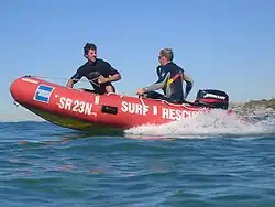 Life Guard de Bondi Beach en canot pneumatique.