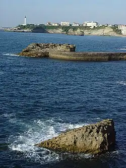 Vue sur la digue de Gamaritz et le phare.