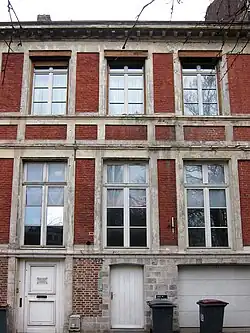 Photographie d'une maison de deux étages.