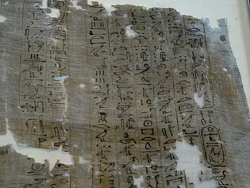 Idem, dans les cartouches de la colonne de droite, le nom d'Iâhmès et de son père le roi Séqénenrê.