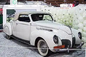 Photo d'une voiture blanche des années 1940.