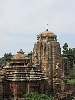 Temple de Lingaraja, shivaïte, v. 1100. Bhubaneswar, Orissa. H. du shikhara (rekha) 60&nbsp;m., calcaire.