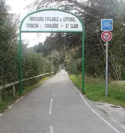 Section de piste cyclable entre les quartiers de Cavalière et Saint-Clair.