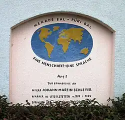 Photographie en couleur de la stèle commémorative à Schleyer au rectorat de Litzelstetten