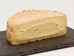 Image de livarot, coupé à demi