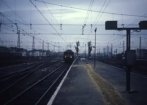La 2911 (livrée transitoire) à Bruxelles-Midi en 1982.