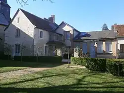 Cliché couleur d'un bâtiment allongé décoré d'une guirlande de feuilles de papier composant le mot « bibliothèque ».