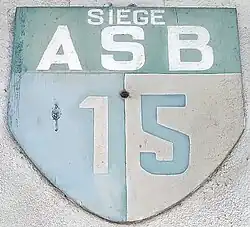 Blason de l'AS Bram XV (1906-2016) visible sur la façade de l'ancien « café Bénazet ».