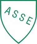 Blason blanc liséré de vert avec les lettres « ASSE » en biais