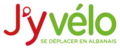 Logo en couleurs du service de location de vélos, composé des caractères « J'y » en rouge et « vélo » en vert, le tout accompagné de la mention « Se déplacer en Albanais » en capitales vertes en-dessous