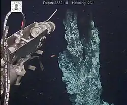 Le mètre supérieur d'une cheminée haute d'environ 10 m du château de Loki en juillet 2008.