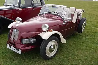 Une 2 CV Lomax (en) à trois roues.