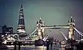 Vue du Tower Bridge à droite et du Shard à gauche en avril 2017.