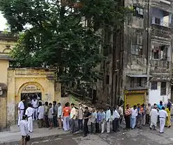 Électeurs indiens faisant la queue devant un bureau de vote à Calcutta le 13 mai.