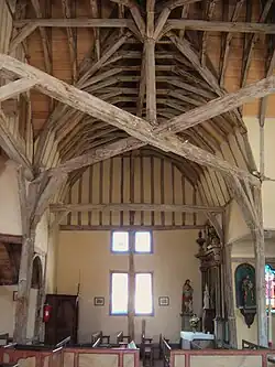 Le transept et sa charpente.