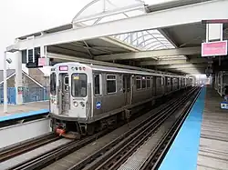 Arrivée d'une rame à la station 18th (direction 54th/Cermak).