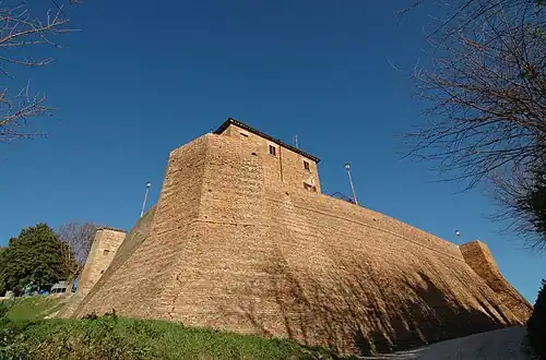 Le mur d'enceinte et la tour de garde