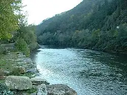 Vue du Lot depuis l'entrée d'Estaing.