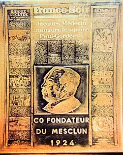 Stèle de Paul Gordeaux, encadré du Crime ne paie pas et des Amours Célèbres, cofondateur de Lou Mesclun, en 1924, œuvre de Michel Jarry, sculpteur niçois.