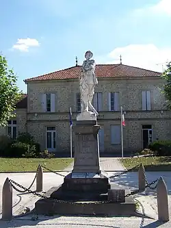 Le monument aux morts devant la mairie (août&nbsp;2010).