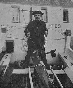 Louis Auffret, patron du canot de sauvetage Maman Poydenot, à bord de son bateau (en 1911)
