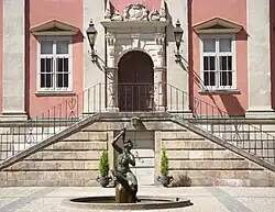 Portail et escalier ouvert vers la cour.