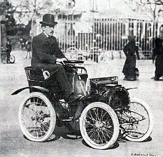 Louis Renault victorieux de Paris-Rambouillet-Paris 1899 avec sa première voiturette, la Renault Type A.