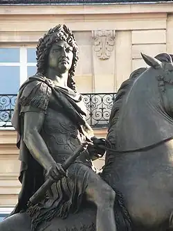 Photographie de la statue équestre de Louis XIV sur la place des Victoires.