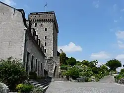 Cour d'honneur et jardin.