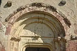 Église Saint-Michel. Le tympan avec un chrisme sculpté